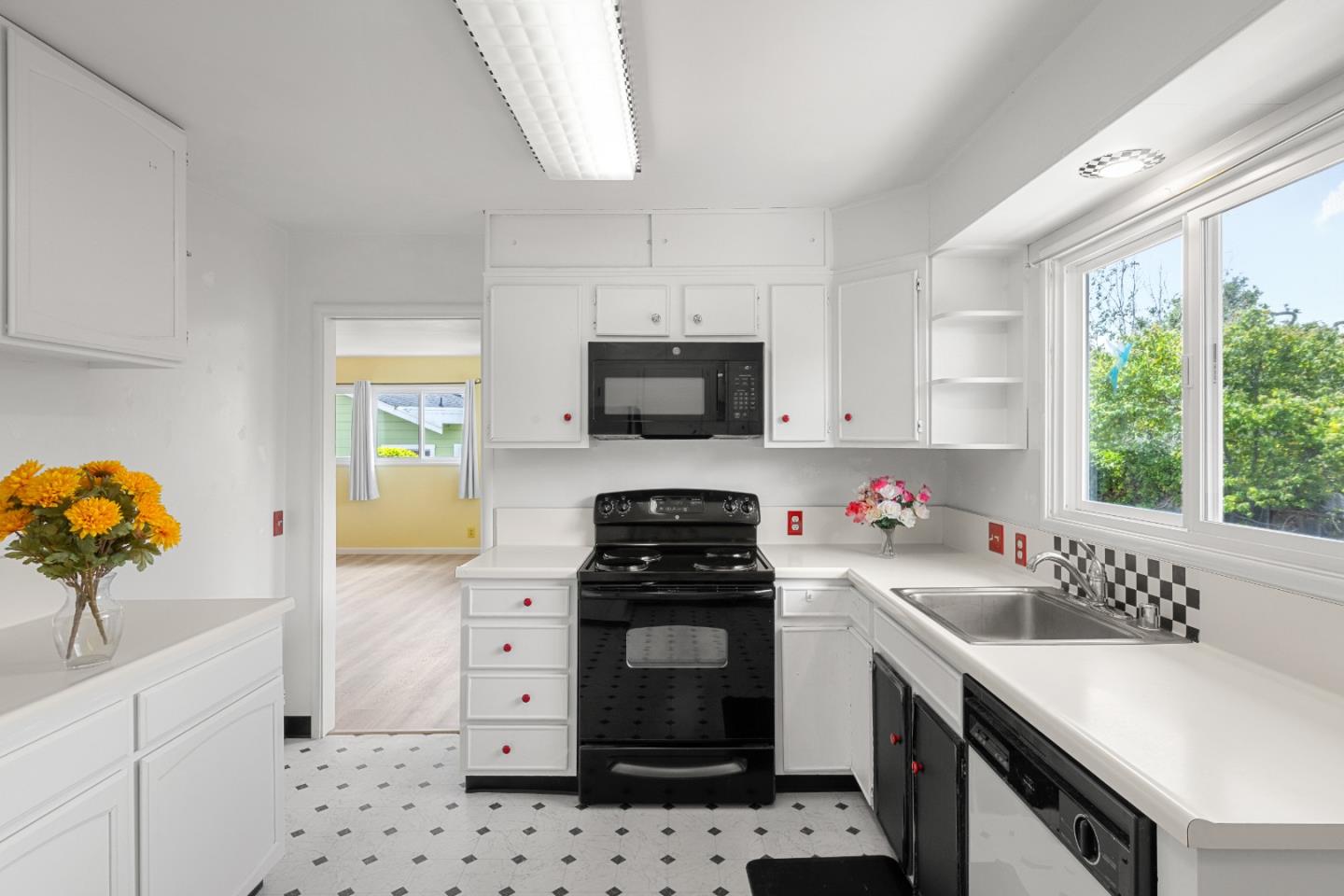 Detail Gallery Image 12 of 25 For 7 Setter Pl, Del Rey Oaks,  CA 93940 - 5 Beds | 2 Baths