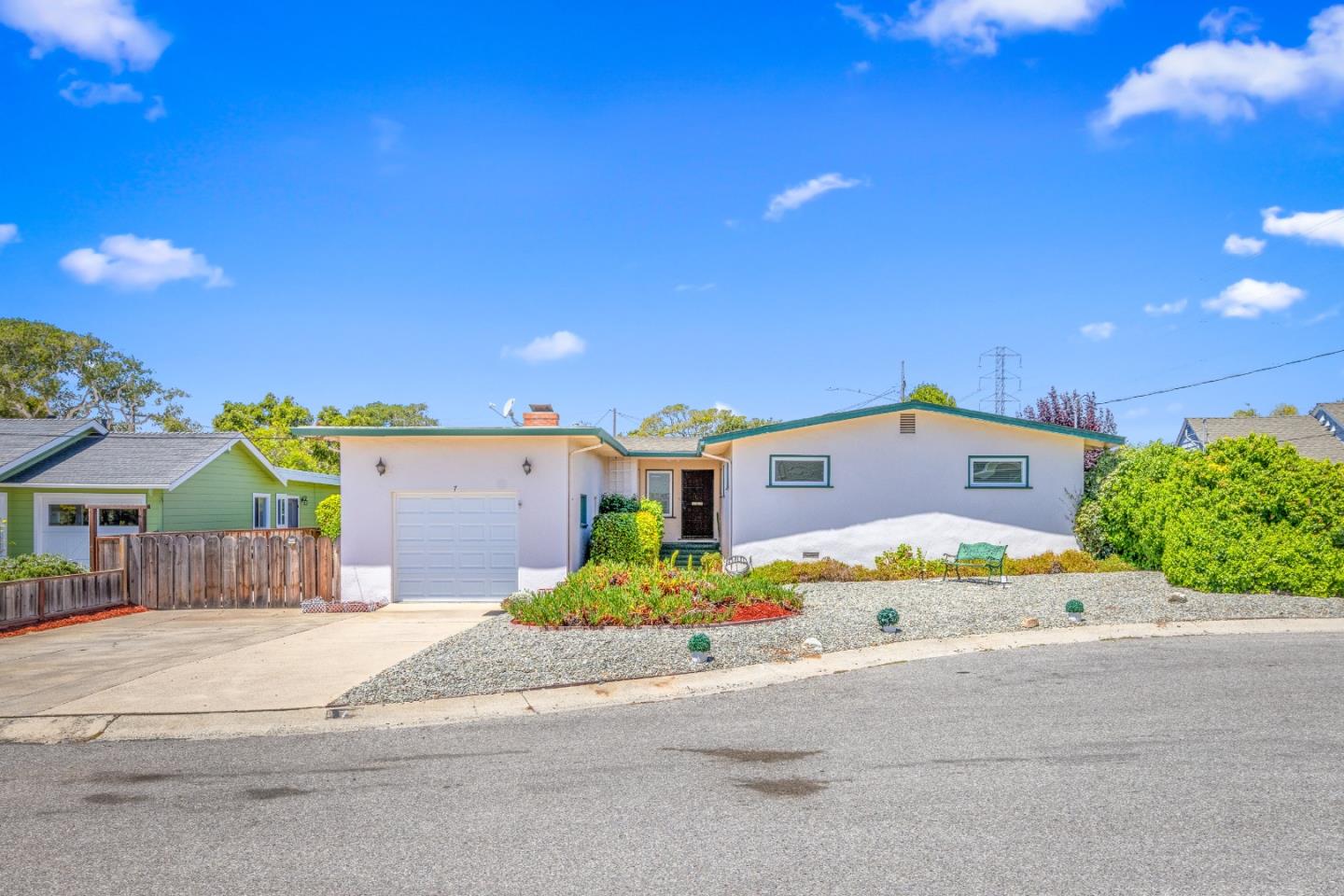 Detail Gallery Image 4 of 25 For 7 Setter Pl, Del Rey Oaks,  CA 93940 - 5 Beds | 2 Baths