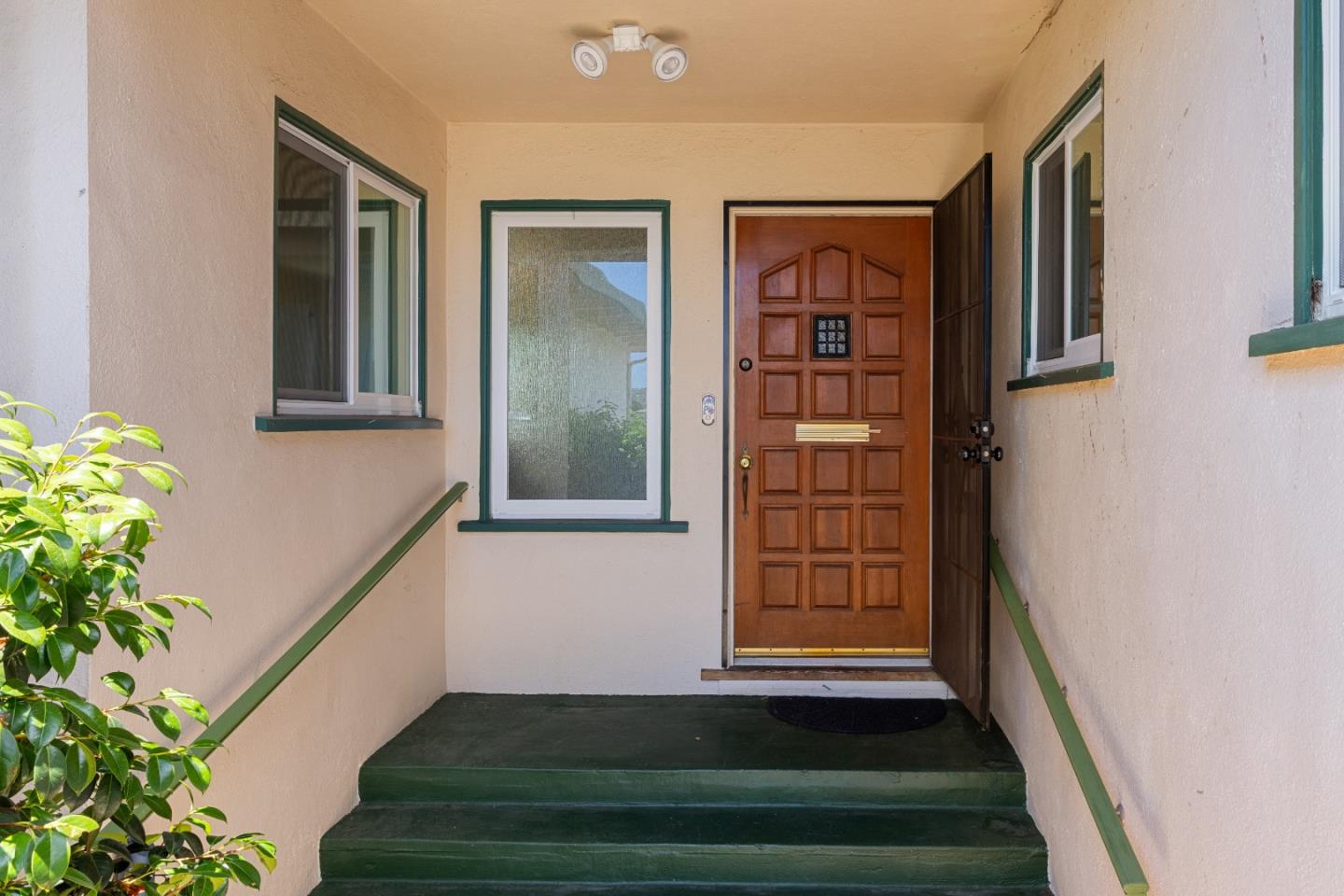 Detail Gallery Image 5 of 25 For 7 Setter Pl, Del Rey Oaks,  CA 93940 - 5 Beds | 2 Baths