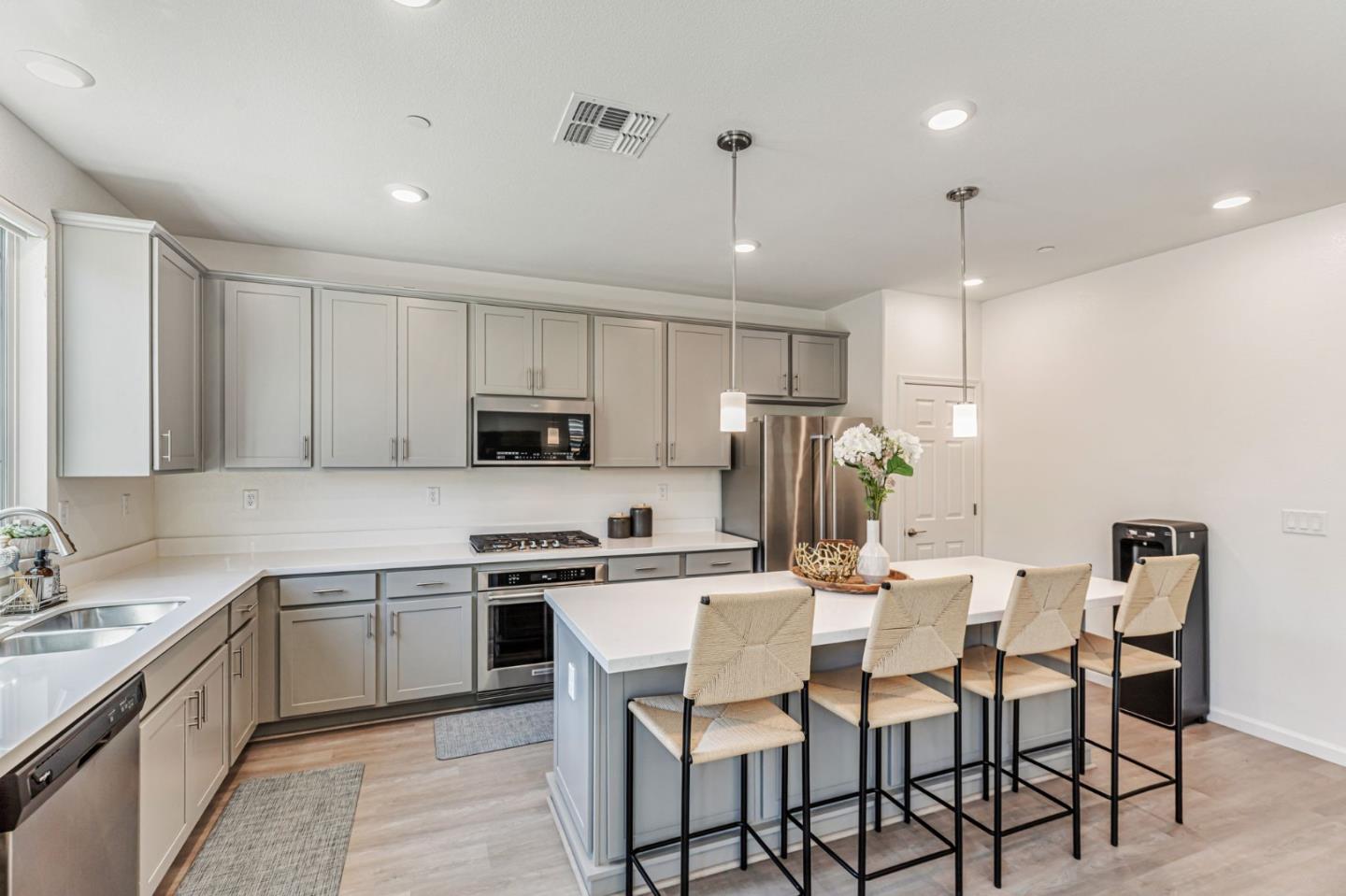 Detail Gallery Image 11 of 46 For 2041 Camden St, Hollister,  CA 95023 - 4 Beds | 3 Baths