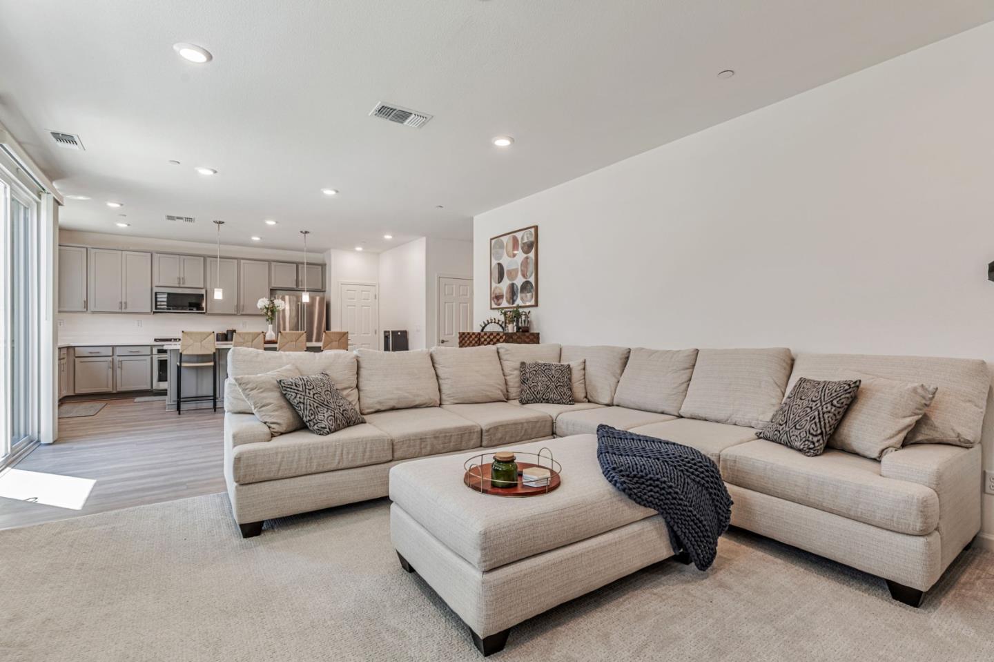 Detail Gallery Image 7 of 46 For 2041 Camden St, Hollister,  CA 95023 - 4 Beds | 3 Baths