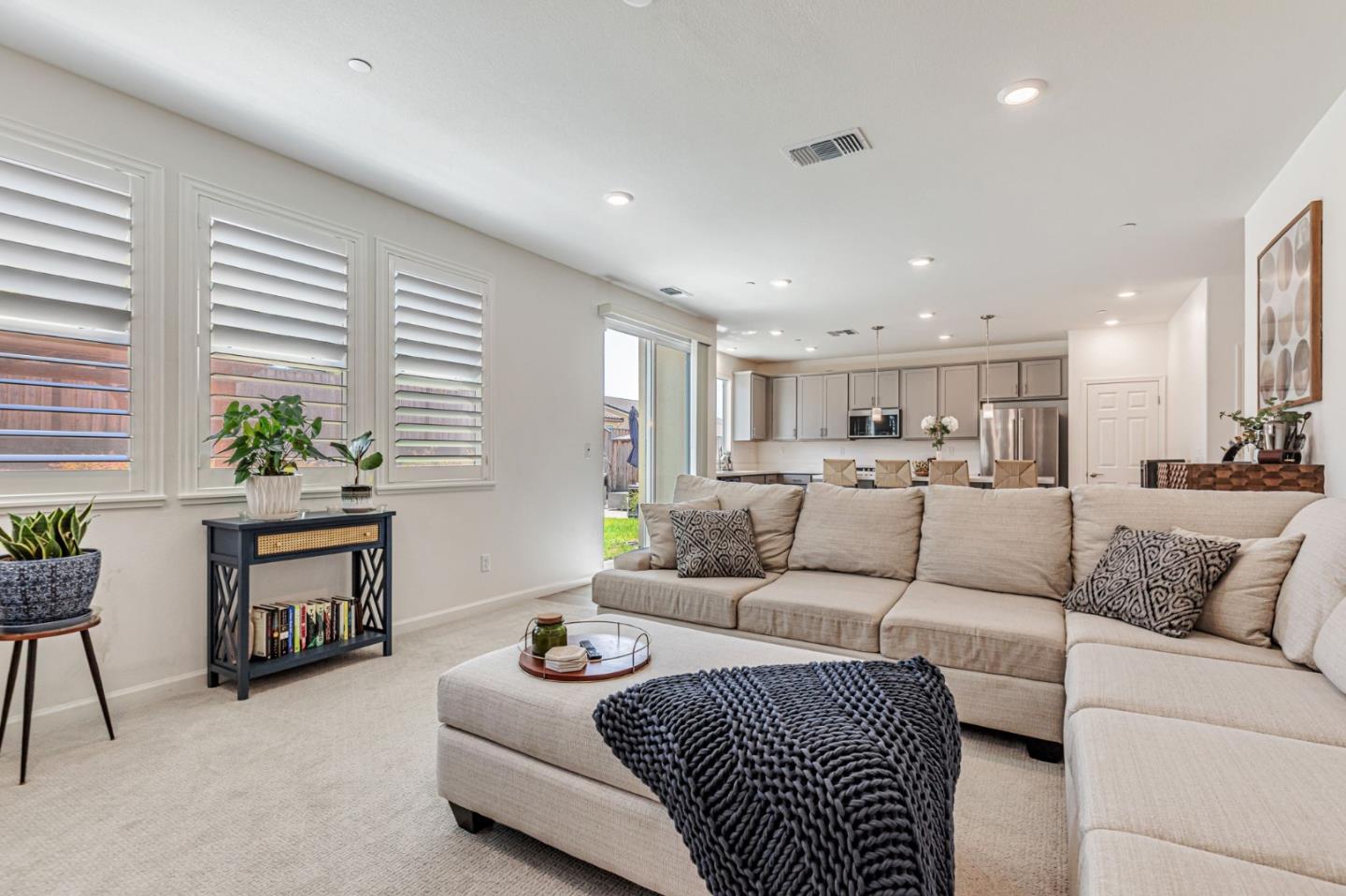 Detail Gallery Image 9 of 46 For 2041 Camden St, Hollister,  CA 95023 - 4 Beds | 3 Baths