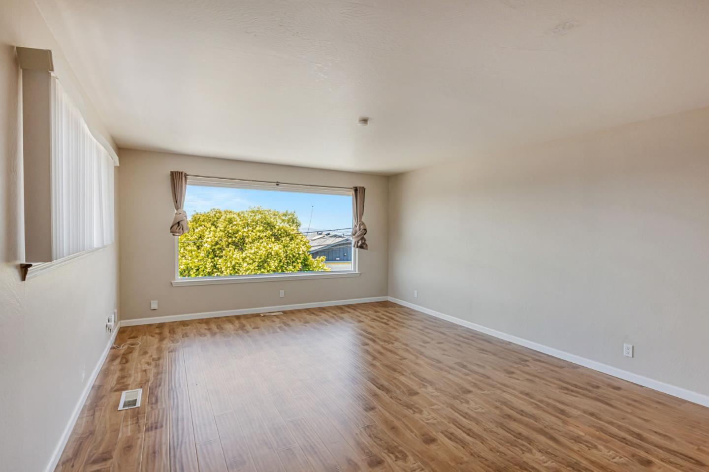 Detail Gallery Image 7 of 38 For 16668 Winding Blvd, San Leandro,  CA 94578 - 3 Beds | 2 Baths
