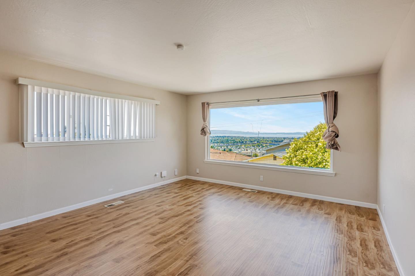 Detail Gallery Image 8 of 38 For 16668 Winding Blvd, San Leandro,  CA 94578 - 3 Beds | 2 Baths