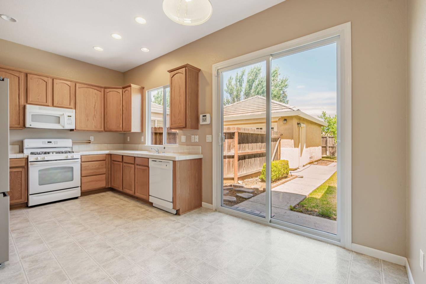 Detail Gallery Image 10 of 34 For 1665 Youngstown Ln, Suisun City,  CA 94585 - 3 Beds | 2 Baths