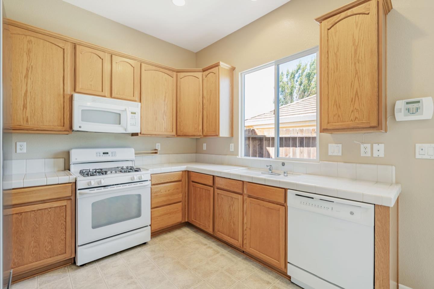 Detail Gallery Image 8 of 34 For 1665 Youngstown Ln, Suisun City,  CA 94585 - 3 Beds | 2 Baths
