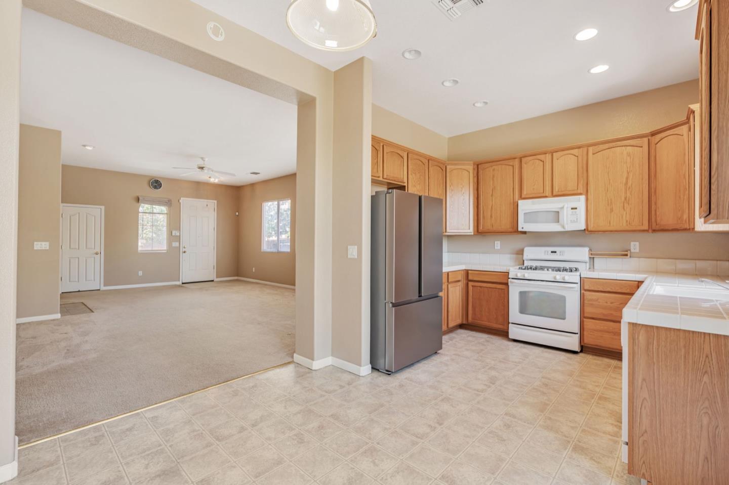 Detail Gallery Image 9 of 34 For 1665 Youngstown Ln, Suisun City,  CA 94585 - 3 Beds | 2 Baths