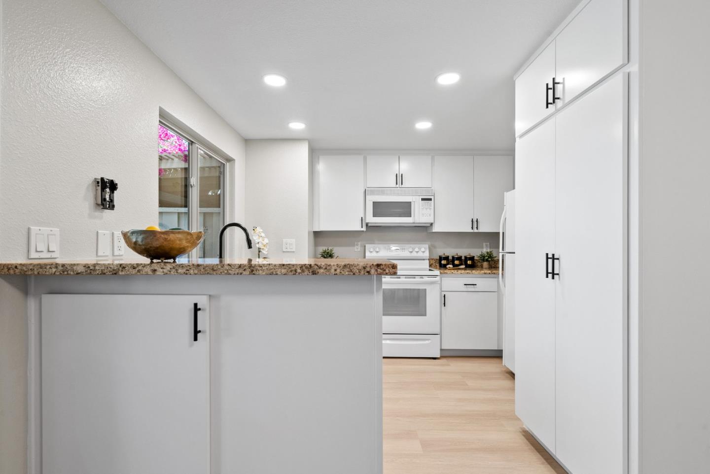 Detail Gallery Image 15 of 56 For 3179 Loma Verde Dr #2,  San Jose,  CA 95117 - 1 Beds | 1/1 Baths