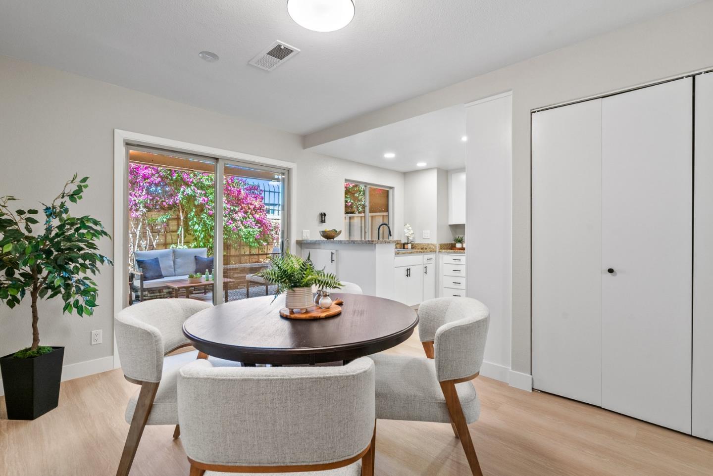 Detail Gallery Image 24 of 56 For 3179 Loma Verde Dr #2,  San Jose,  CA 95117 - 1 Beds | 1/1 Baths