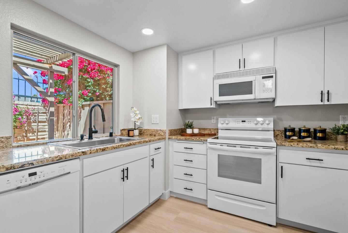 Detail Gallery Image 5 of 56 For 3179 Loma Verde Dr #2,  San Jose,  CA 95117 - 1 Beds | 1/1 Baths
