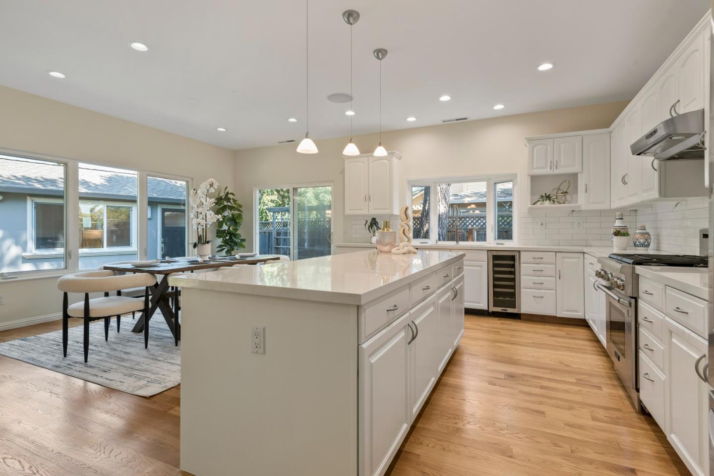 Detail Gallery Image 8 of 76 For 1152 Morton Ct, Mountain View,  CA 94040 - 4 Beds | 2/1 Baths