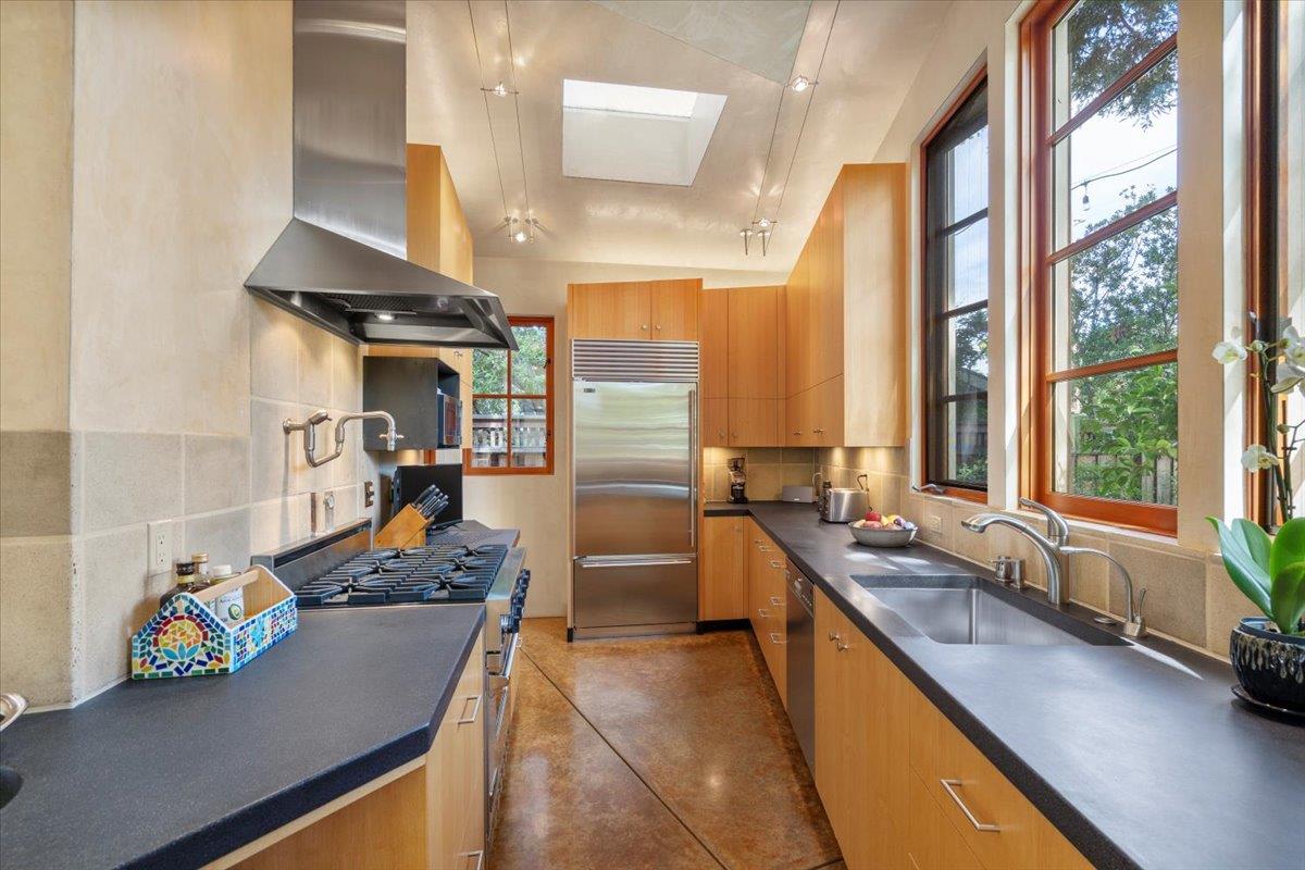 Detail Gallery Image 13 of 45 For 705 University Ave, Los Altos,  CA 94022 - 3 Beds | 3/1 Baths