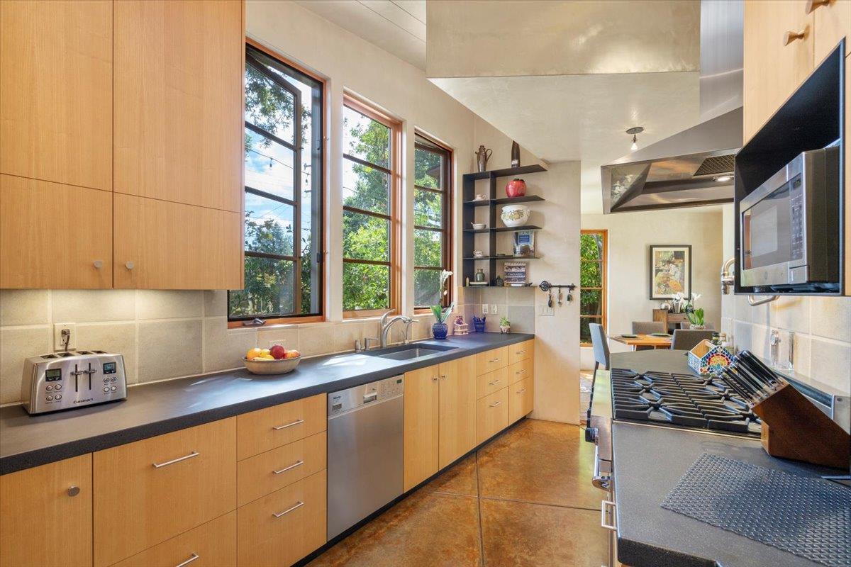 Detail Gallery Image 16 of 45 For 705 University Ave, Los Altos,  CA 94022 - 3 Beds | 3/1 Baths