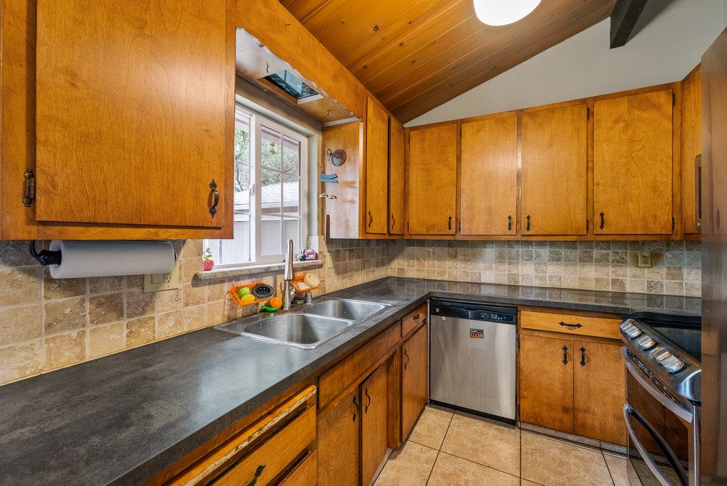 Detail Gallery Image 13 of 29 For 37 Vista Dr, Salinas,  CA 93907 - 3 Beds | 2 Baths