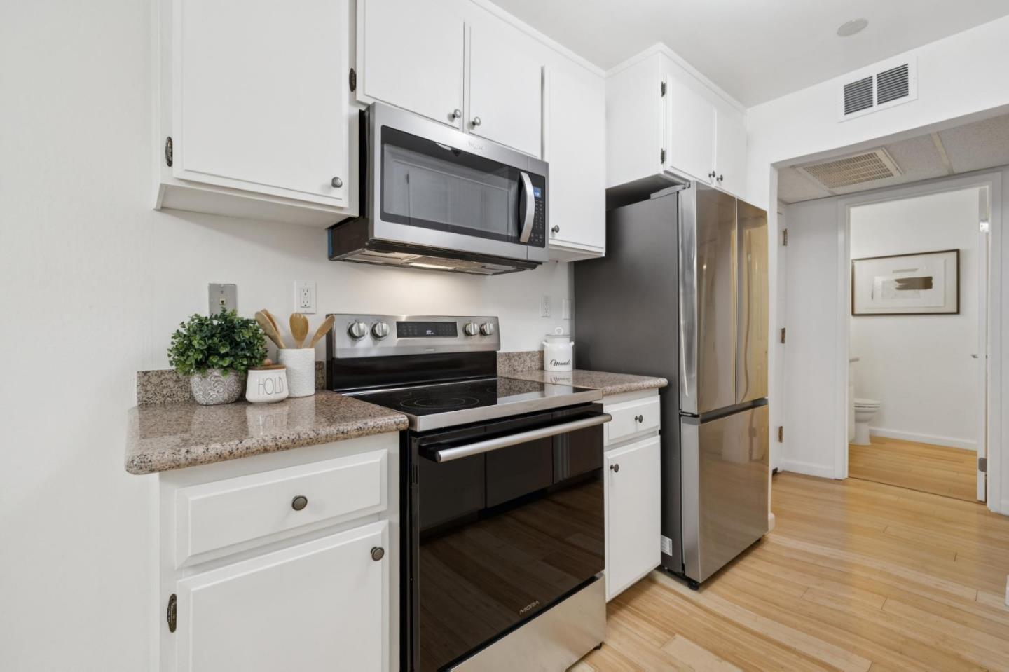 Detail Gallery Image 11 of 24 For 226 W Edith Ave #13,  Los Altos,  CA 94022 - 2 Beds | 1/1 Baths