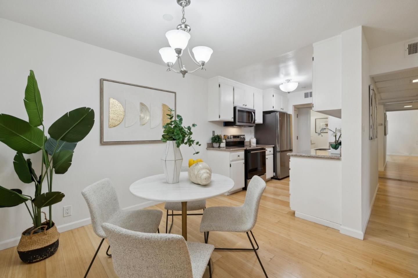 Detail Gallery Image 9 of 24 For 226 W Edith Ave #13,  Los Altos,  CA 94022 - 2 Beds | 1/1 Baths