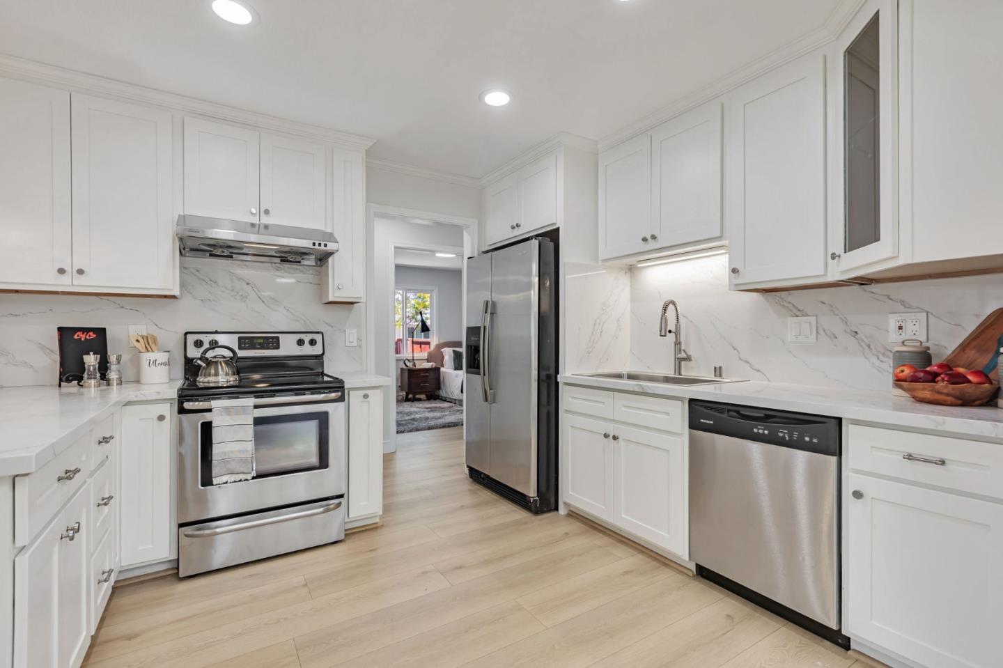 Detail Gallery Image 9 of 39 For 402 S Mary Ave, Sunnyvale,  CA 94086 - 3 Beds | 1/1 Baths