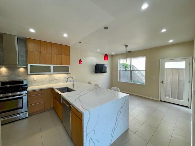 Detail Gallery Image 15 of 36 For 112 Concord Cir, Mountain View,  CA 94040 - 3 Beds | 3 Baths