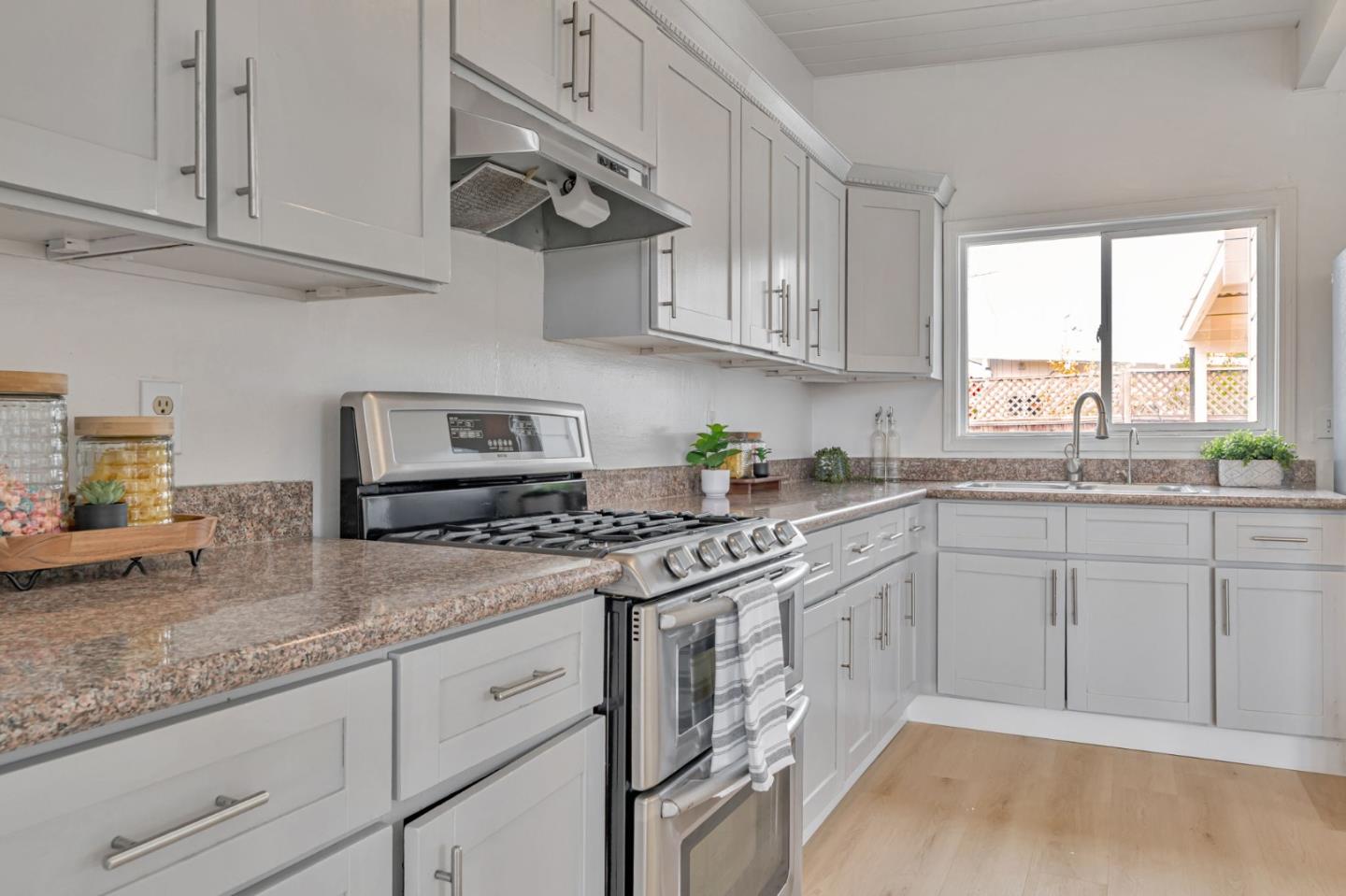 Detail Gallery Image 11 of 32 For 1725 Pierce St, San Mateo,  CA 94403 - 3 Beds | 1/1 Baths