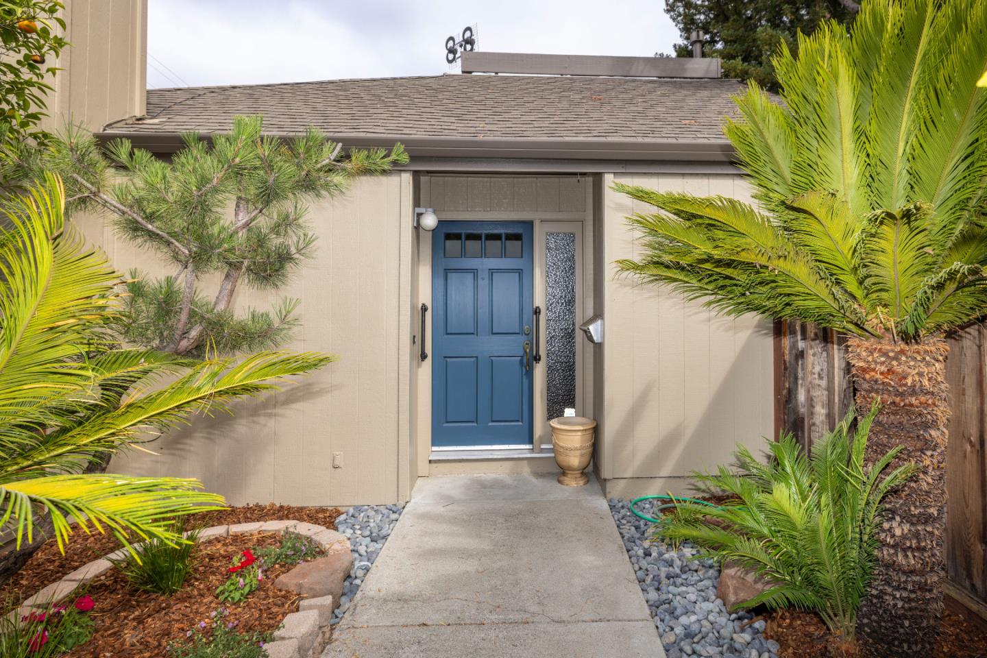 Detail Gallery Image 2 of 19 For 110 Greenmeadow Way, Palo Alto,  CA 94306 - 2 Beds | 2 Baths