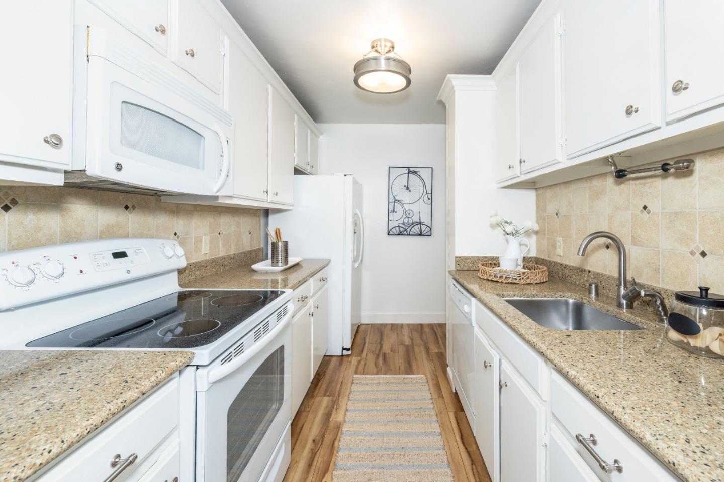 Detail Gallery Image 7 of 19 For 110 Greenmeadow Way, Palo Alto,  CA 94306 - 2 Beds | 2 Baths