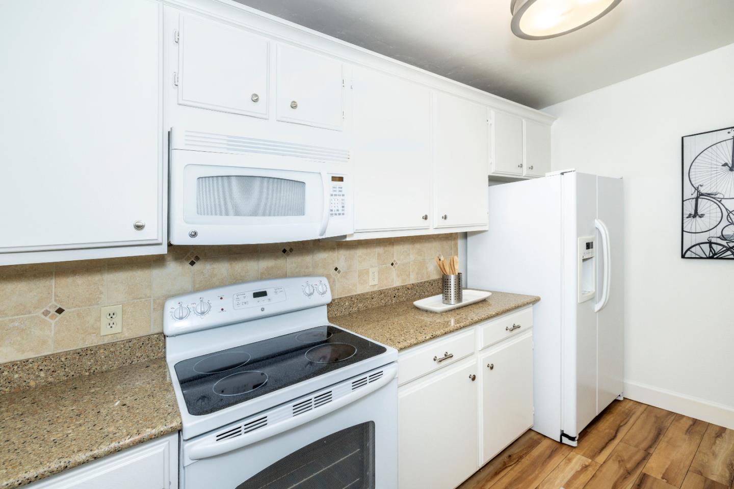 Detail Gallery Image 8 of 19 For 110 Greenmeadow Way, Palo Alto,  CA 94306 - 2 Beds | 2 Baths