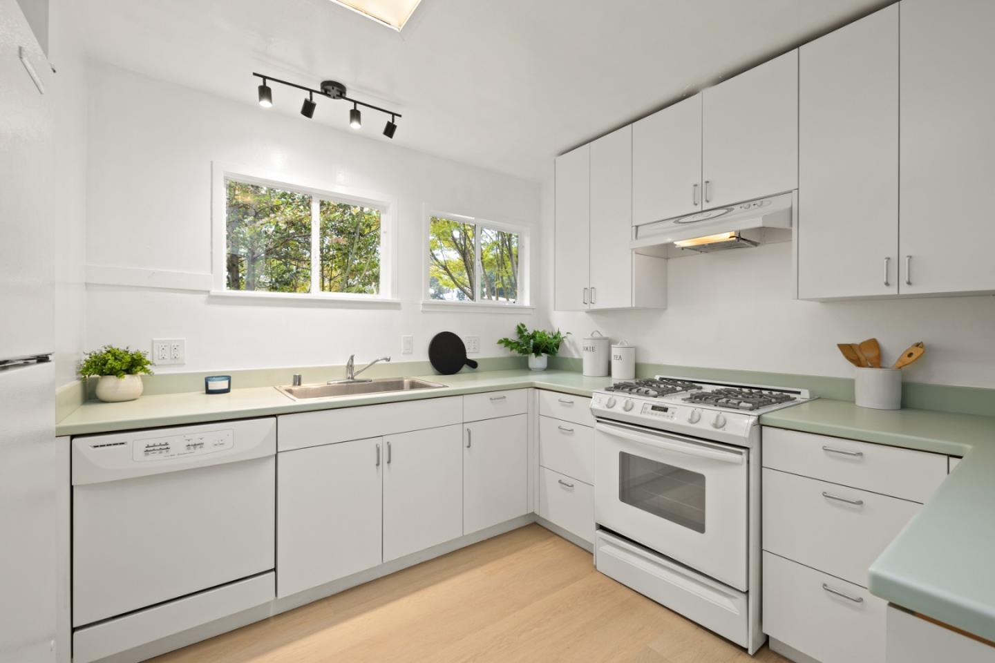 Detail Gallery Image 23 of 39 For 2396 Glen Way, East Palo Alto,  CA 94303 - 3 Beds | 1 Baths