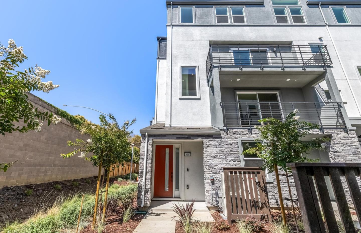 Detail Gallery Image 4 of 72 For 818 Redberry Way, San Jose,  CA 95117 - 3 Beds | 3 Baths