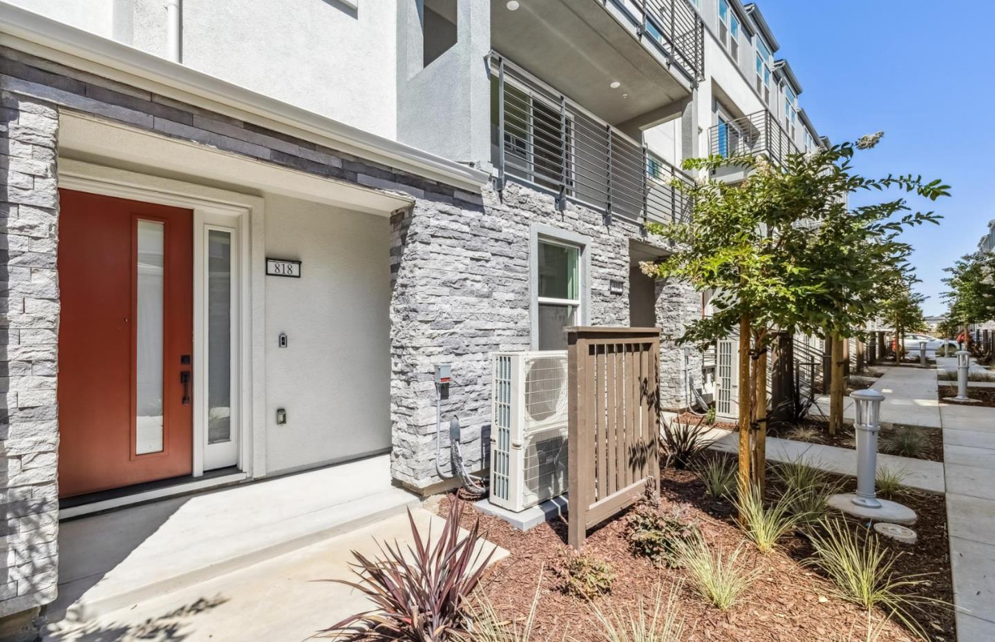 Detail Gallery Image 6 of 72 For 818 Redberry Way, San Jose,  CA 95117 - 3 Beds | 3 Baths