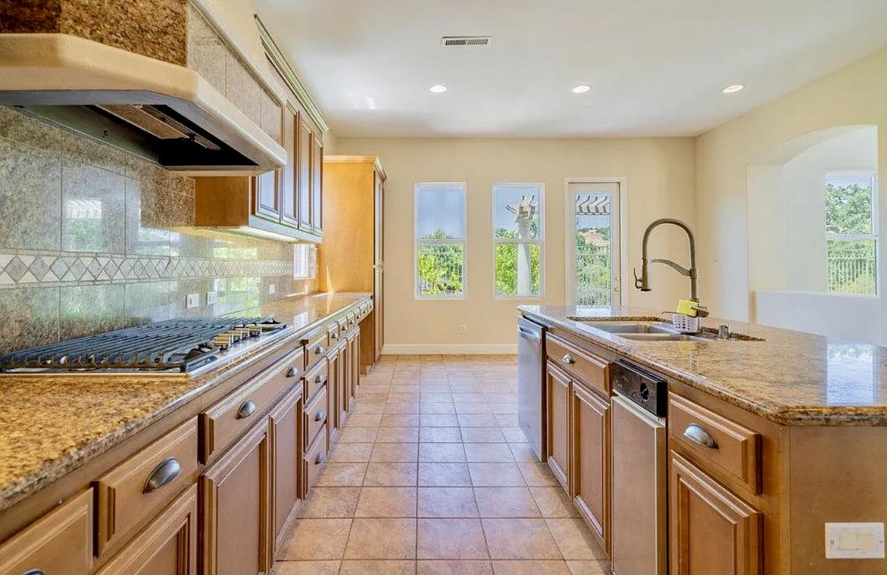 Detail Gallery Image 24 of 77 For 2520 Club Dr, Gilroy,  CA 95020 - 5 Beds | 2 Baths