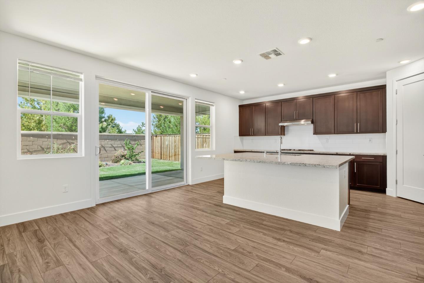 Detail Gallery Image 32 of 72 For 6640 Silverleaf Ct, Tracy,  CA 95377 - 5 Beds | 3/1 Baths