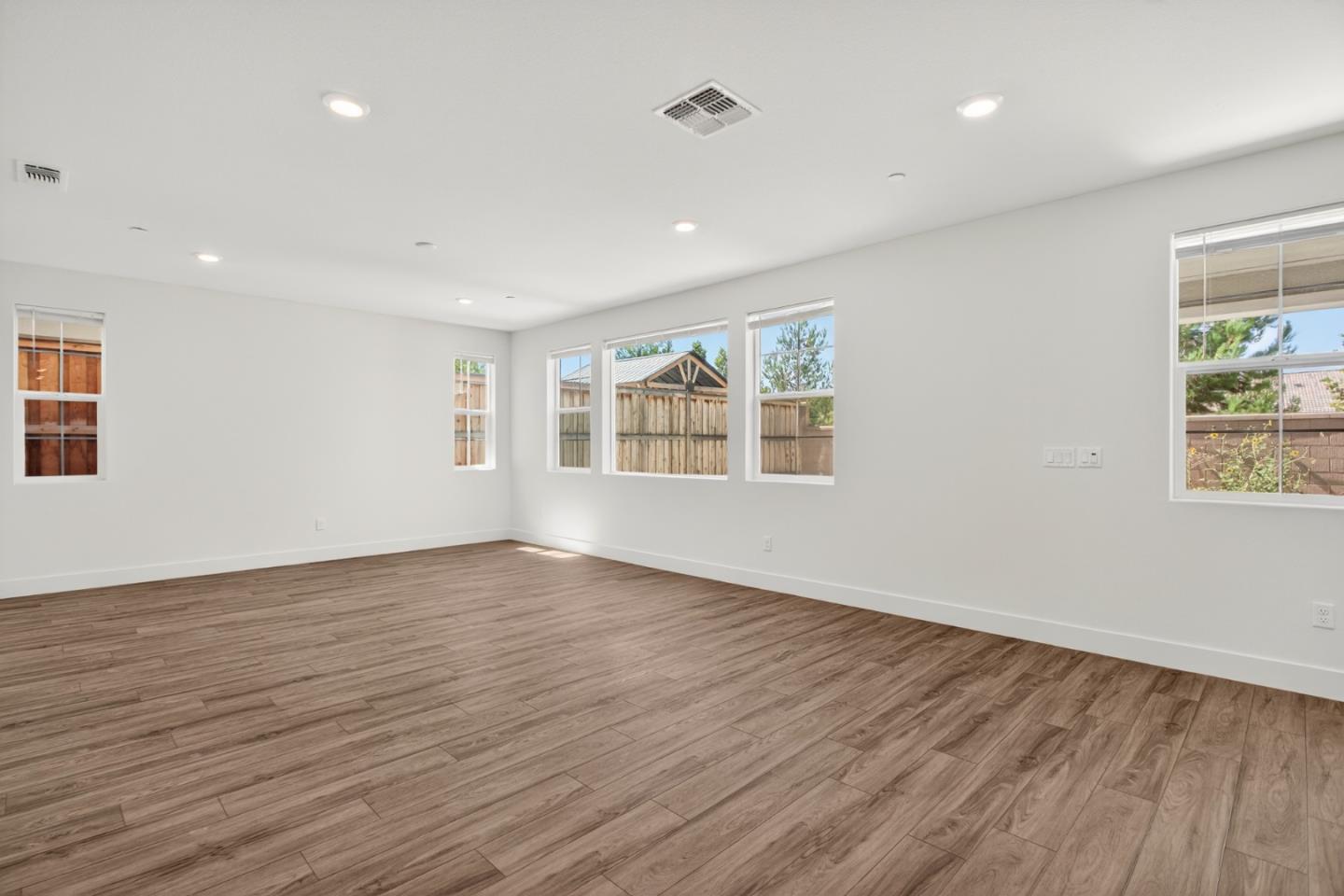 Detail Gallery Image 34 of 72 For 6640 Silverleaf Ct, Tracy,  CA 95377 - 5 Beds | 3/1 Baths