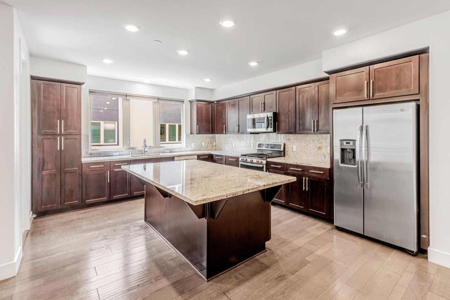 Detail Gallery Image 11 of 37 For 380 Riesling Ave #21,  Milpitas,  CA 95035 - 3 Beds | 2/1 Baths