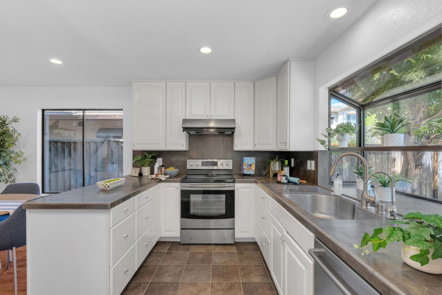 Detail Gallery Image 12 of 49 For 6031 Peppertree Ct, Newark,  CA 94560 - 4 Beds | 2/1 Baths
