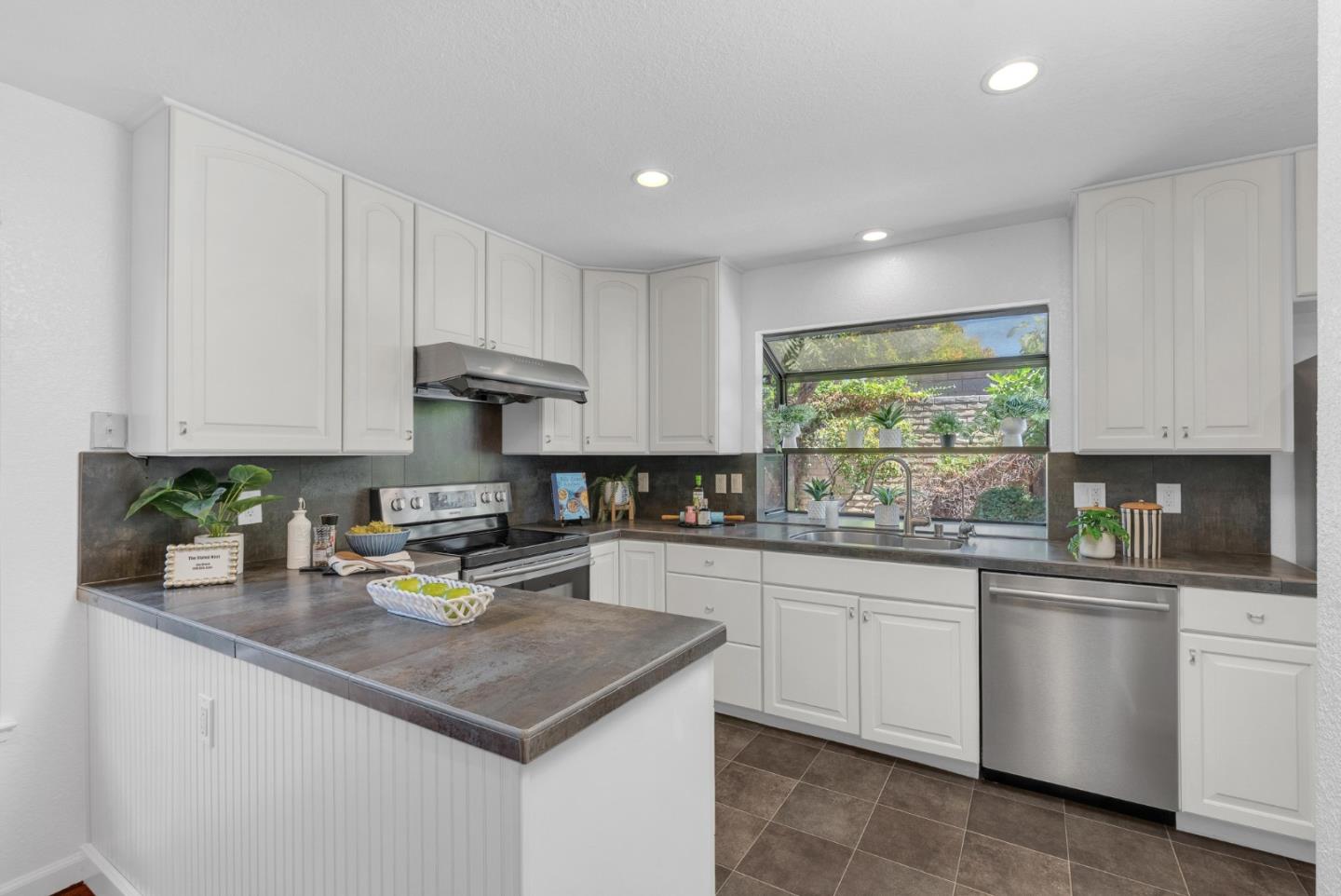 Detail Gallery Image 13 of 49 For 6031 Peppertree Ct, Newark,  CA 94560 - 4 Beds | 2/1 Baths
