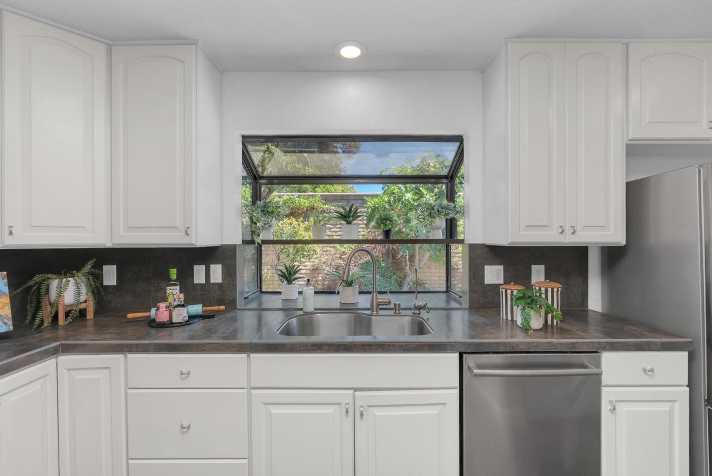 Detail Gallery Image 15 of 49 For 6031 Peppertree Ct, Newark,  CA 94560 - 4 Beds | 2/1 Baths