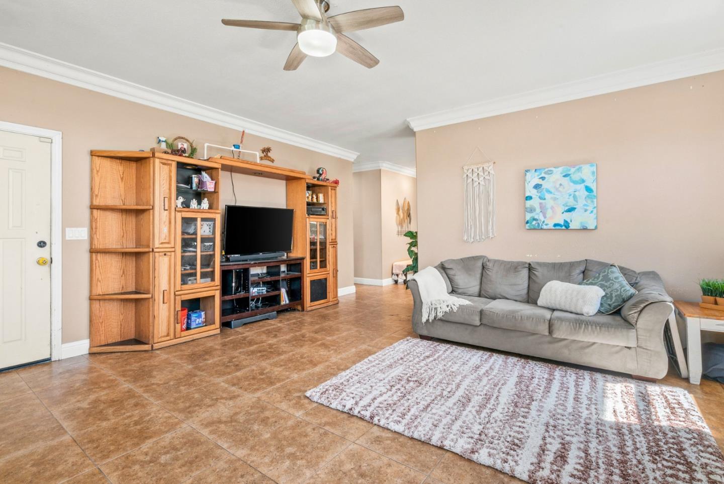 Detail Gallery Image 10 of 41 For 921 Steinbeck Dr, Hollister,  CA 95023 - 4 Beds | 2 Baths