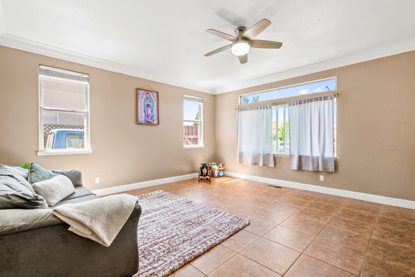 Detail Gallery Image 11 of 41 For 921 Steinbeck Dr, Hollister,  CA 95023 - 4 Beds | 2 Baths