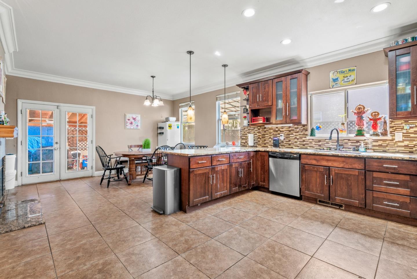 Detail Gallery Image 12 of 41 For 921 Steinbeck Dr, Hollister,  CA 95023 - 4 Beds | 2 Baths