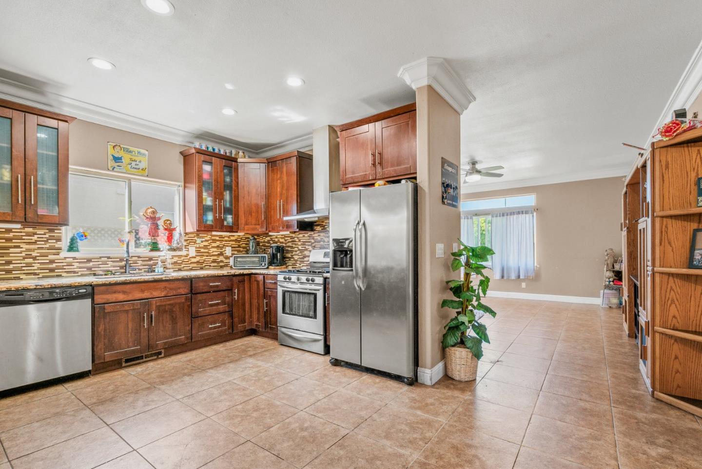 Detail Gallery Image 14 of 41 For 921 Steinbeck Dr, Hollister,  CA 95023 - 4 Beds | 2 Baths