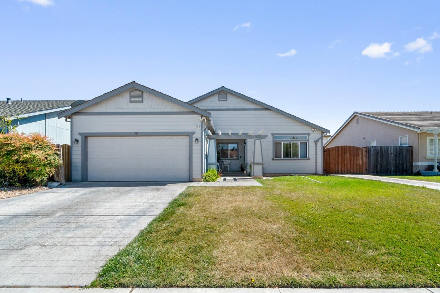 Detail Gallery Image 2 of 41 For 921 Steinbeck Dr, Hollister,  CA 95023 - 4 Beds | 2 Baths