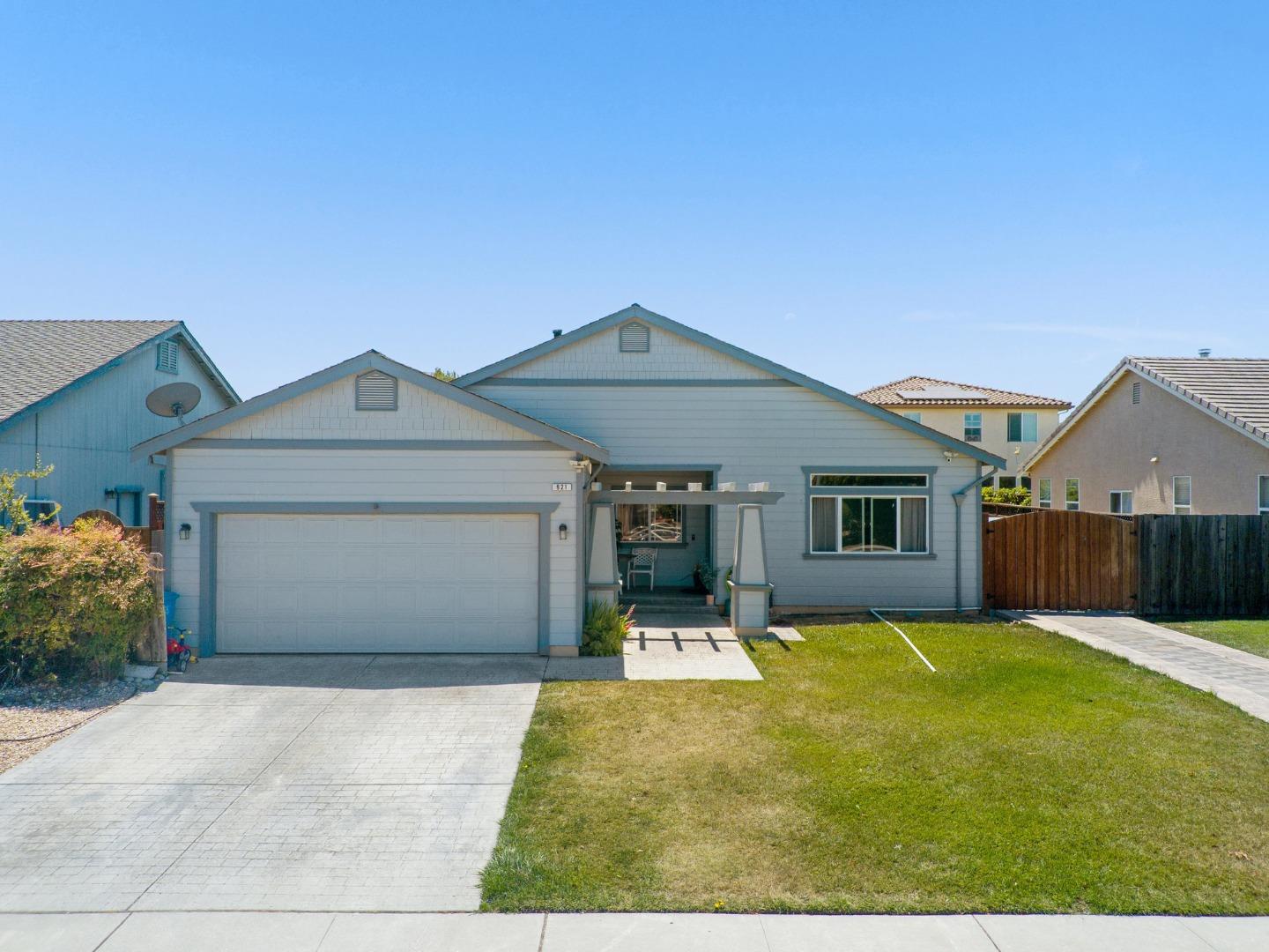 Detail Gallery Image 3 of 41 For 921 Steinbeck Dr, Hollister,  CA 95023 - 4 Beds | 2 Baths