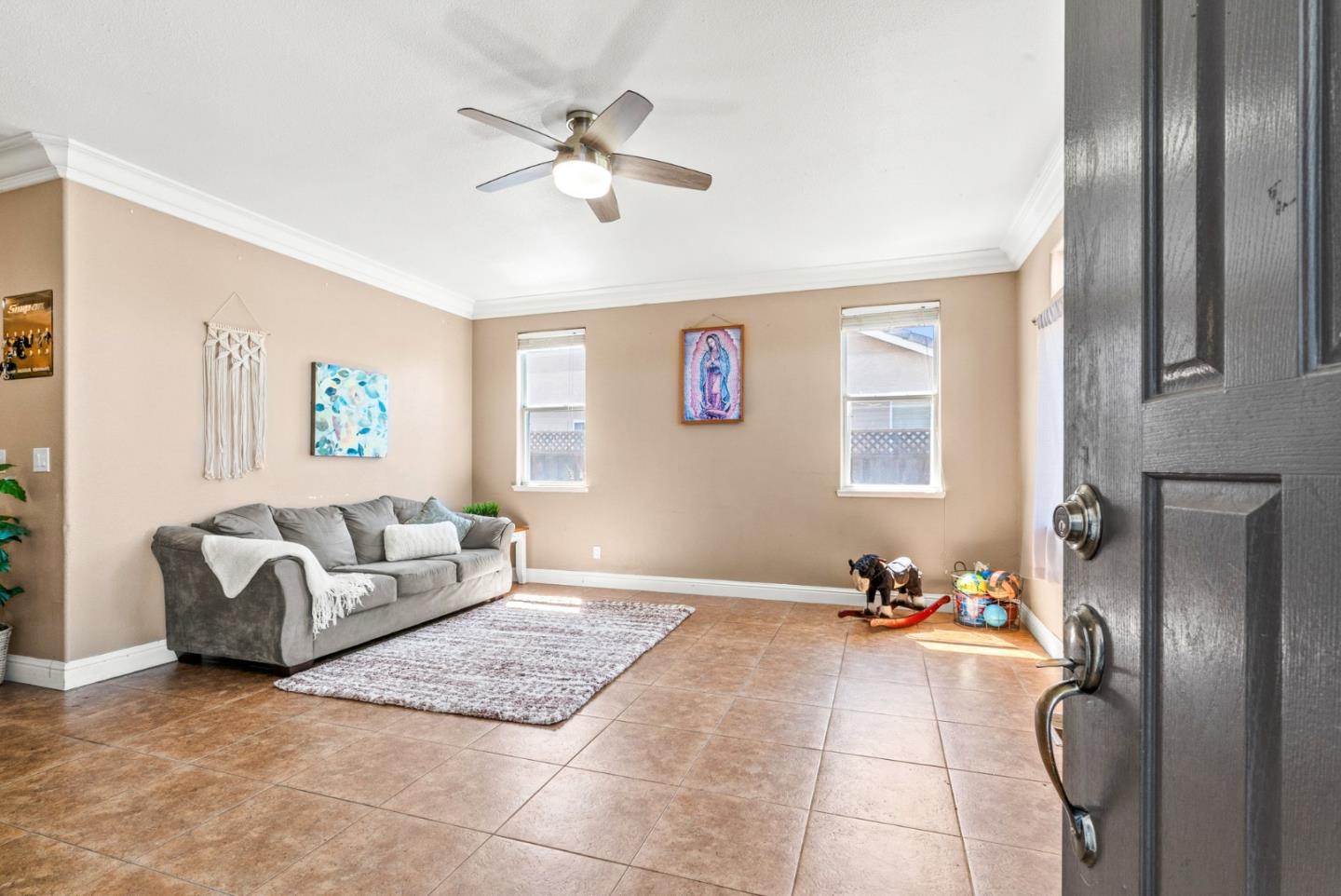 Detail Gallery Image 6 of 41 For 921 Steinbeck Dr, Hollister,  CA 95023 - 4 Beds | 2 Baths