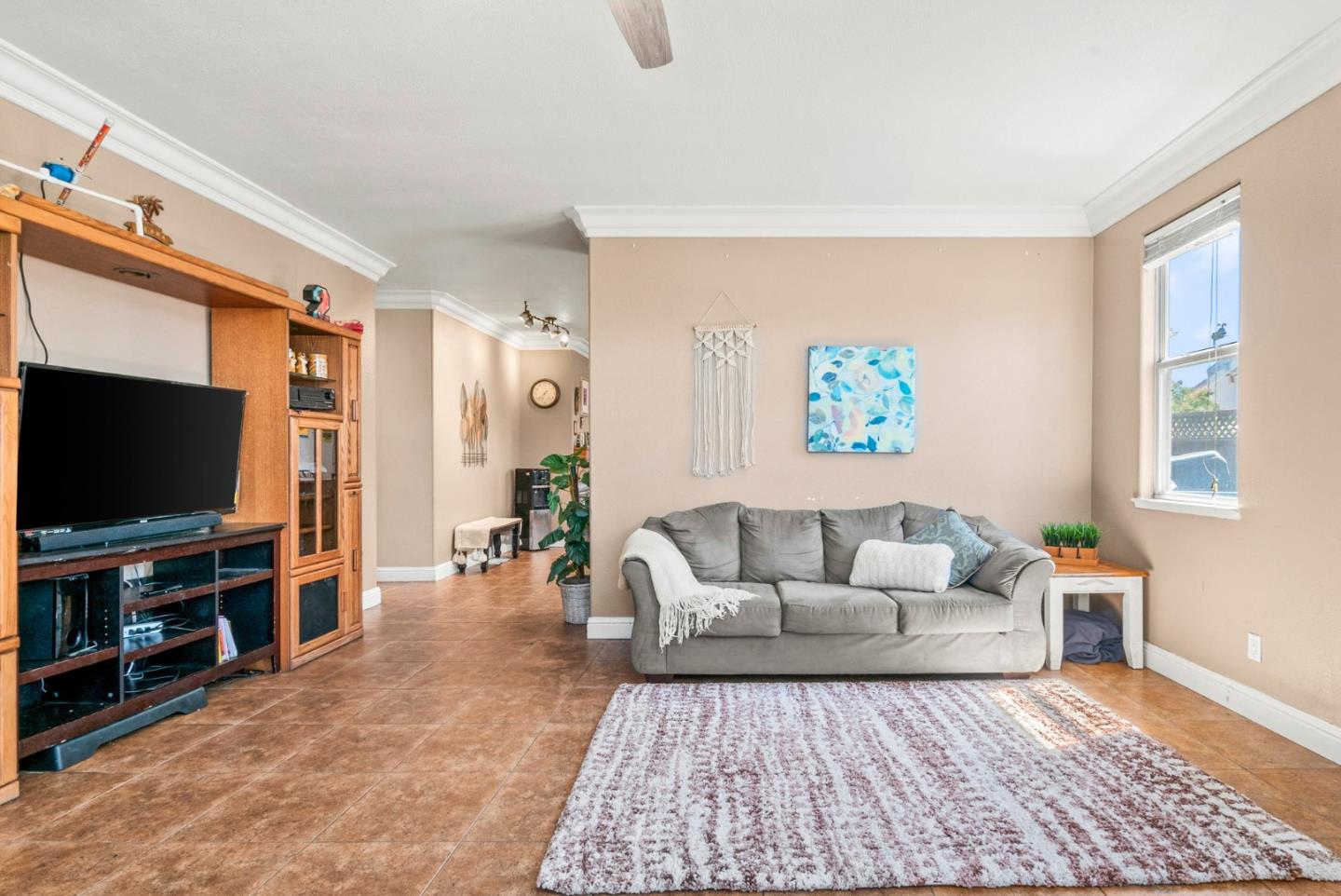 Detail Gallery Image 9 of 41 For 921 Steinbeck Dr, Hollister,  CA 95023 - 4 Beds | 2 Baths