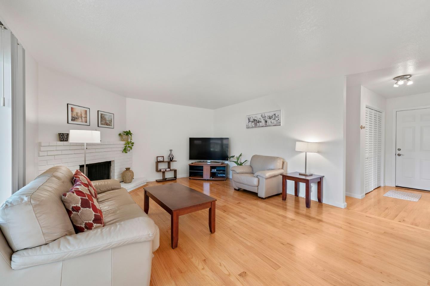 Detail Gallery Image 11 of 38 For 987 Lane Ave #6,  Mountain View,  CA 94040 - 3 Beds | 2/1 Baths