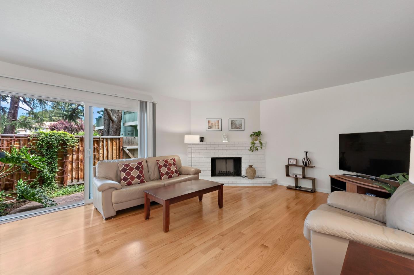 Detail Gallery Image 12 of 38 For 987 Lane Ave #6,  Mountain View,  CA 94040 - 3 Beds | 2/1 Baths