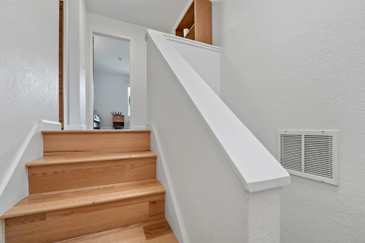 Detail Gallery Image 18 of 38 For 987 Lane Ave #6,  Mountain View,  CA 94040 - 3 Beds | 2/1 Baths