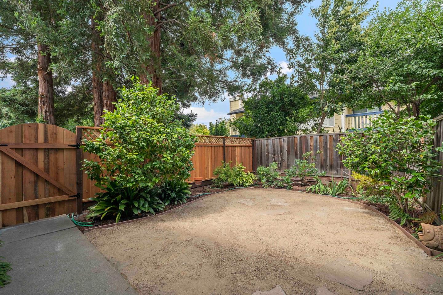 Detail Gallery Image 4 of 38 For 987 Lane Ave #6,  Mountain View,  CA 94040 - 3 Beds | 2/1 Baths