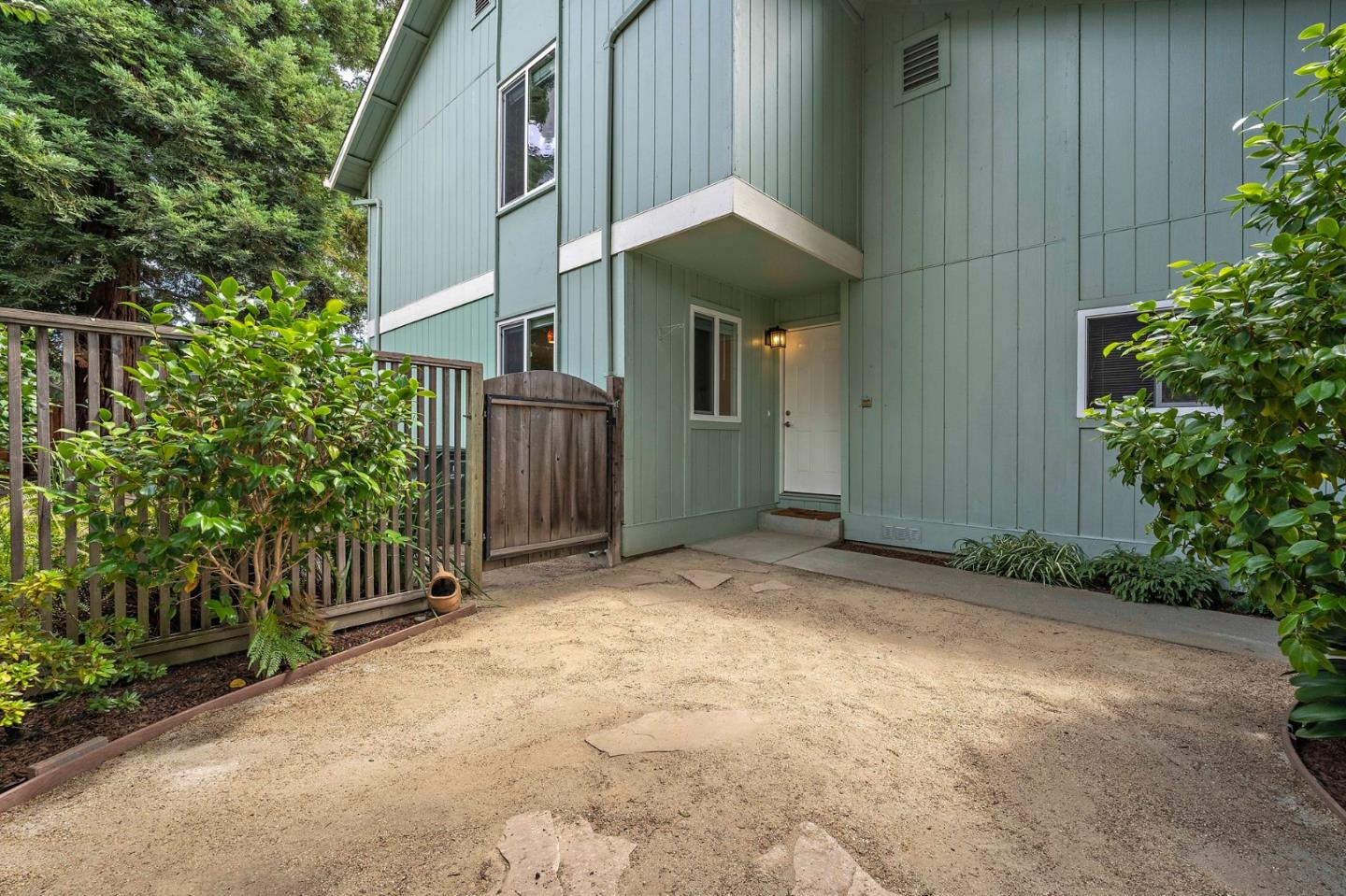 Detail Gallery Image 5 of 38 For 987 Lane Ave #6,  Mountain View,  CA 94040 - 3 Beds | 2/1 Baths