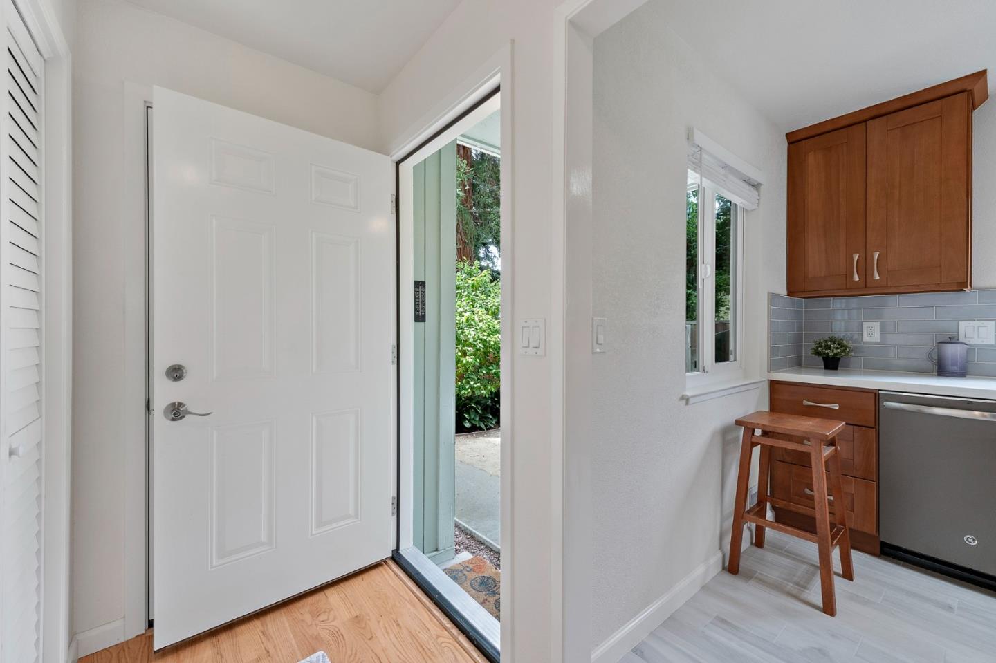 Detail Gallery Image 6 of 38 For 987 Lane Ave #6,  Mountain View,  CA 94040 - 3 Beds | 2/1 Baths